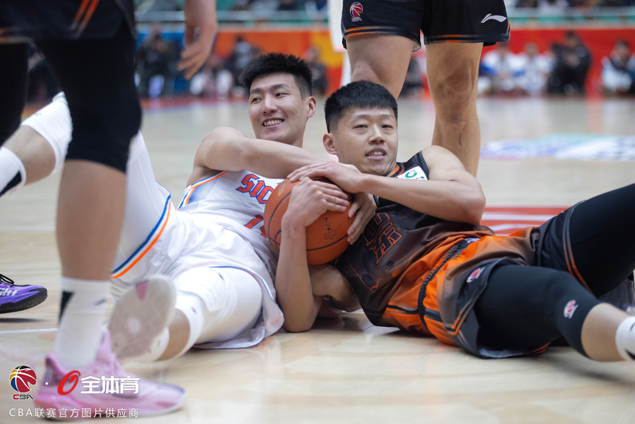  山东男篮今天比赛直播 